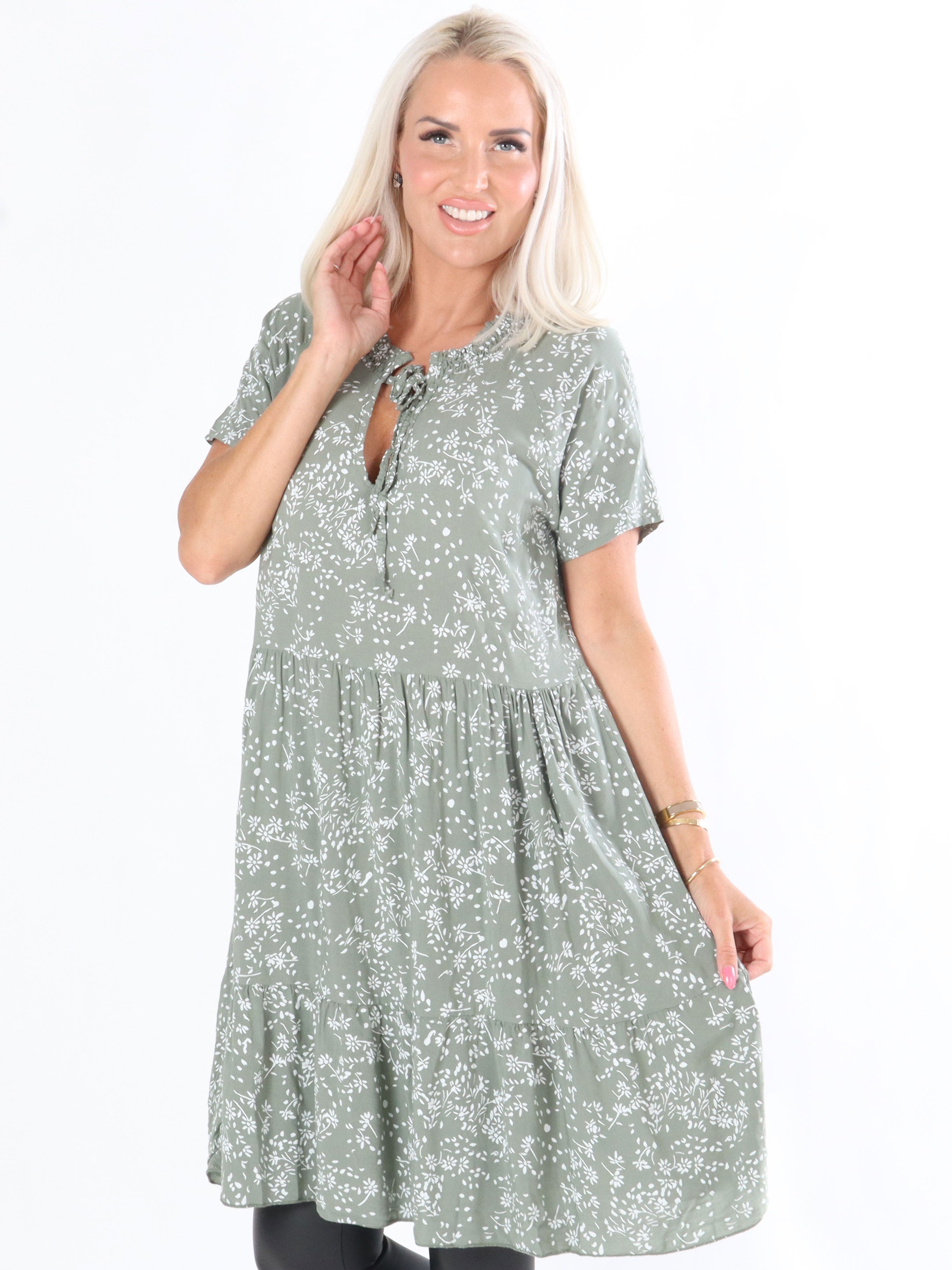 Pil - Klänning med elastisk halsringning och knytband